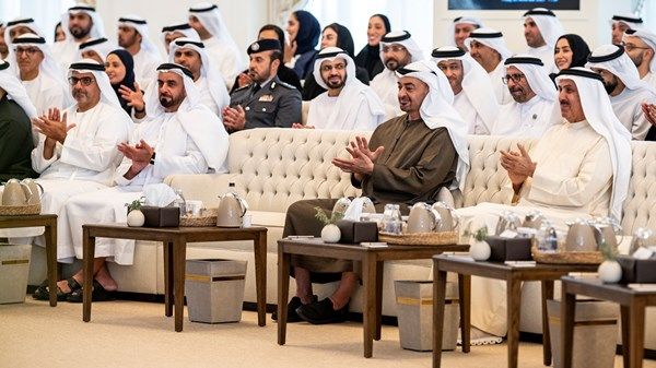 رئيس الدولة يشهد جلسة حول «الذكاء الاصطناعي» عقدت في قصر البحر بمشاركة عدد من الوزراء والمسؤولين