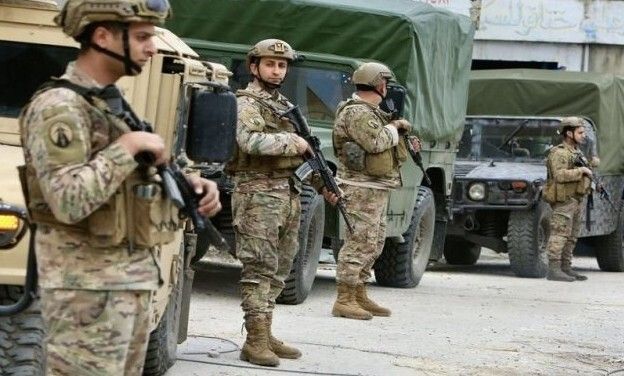 النشرة: الجيش نفذ عملية دهم واسعة في الشراونة وأوقف عددًا من المطلوبين وصادر سيارات وأعتدة عسكرية