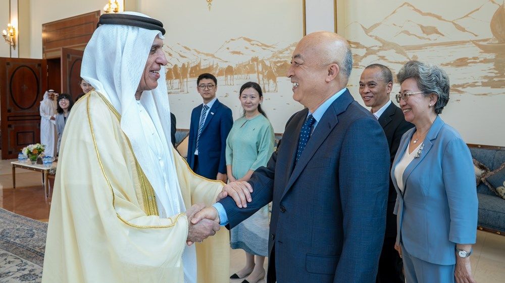 سعود بن صقر يستقبل مدير متحف القصر الإمبراطوري في الصين