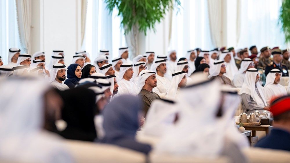 رئيس الدولة يشهد جلسة حول «الذكاء الاصطناعي» عقدت في قصر البحر بمشاركة عدد من الوزراء والمسؤولين