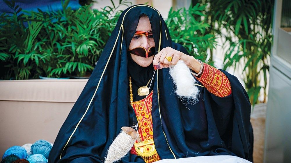 «العين للصيد والفروسية» يحتفي بتراث الإمارات ورمزية الصقور