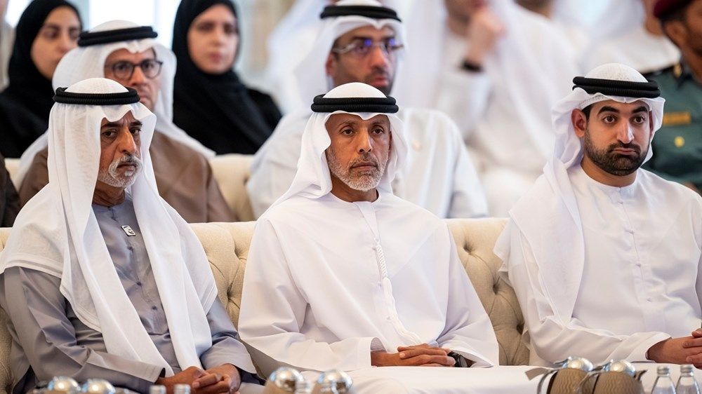 رئيس الدولة يشهد جلسة حول «الذكاء الاصطناعي» عقدت في قصر البحر بمشاركة عدد من الوزراء والمسؤولين