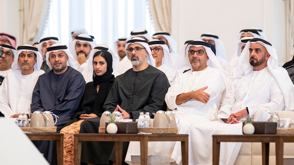 رئيس الدولة يشهد جلسة حول «الذكاء الاصطناعي» عقدت في قصر البحر بمشاركة عدد من الوزراء والمسؤولين