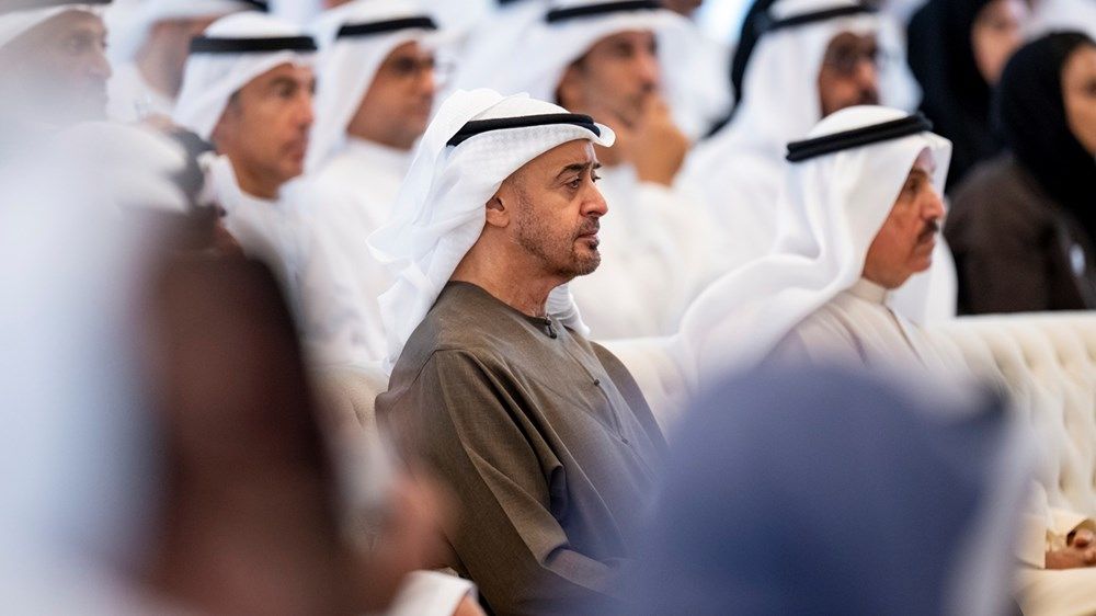 رئيس الدولة يشهد جلسة حول «الذكاء الاصطناعي» عقدت في قصر البحر بمشاركة عدد من الوزراء والمسؤولين