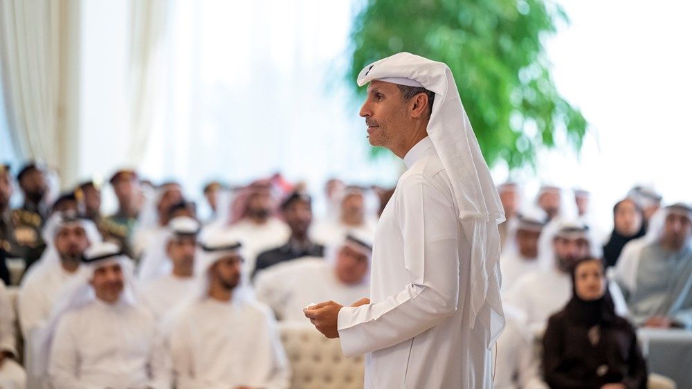 رئيس الدولة يشهد جلسة حول «الذكاء الاصطناعي» عقدت في قصر البحر بمشاركة عدد من الوزراء والمسؤولين