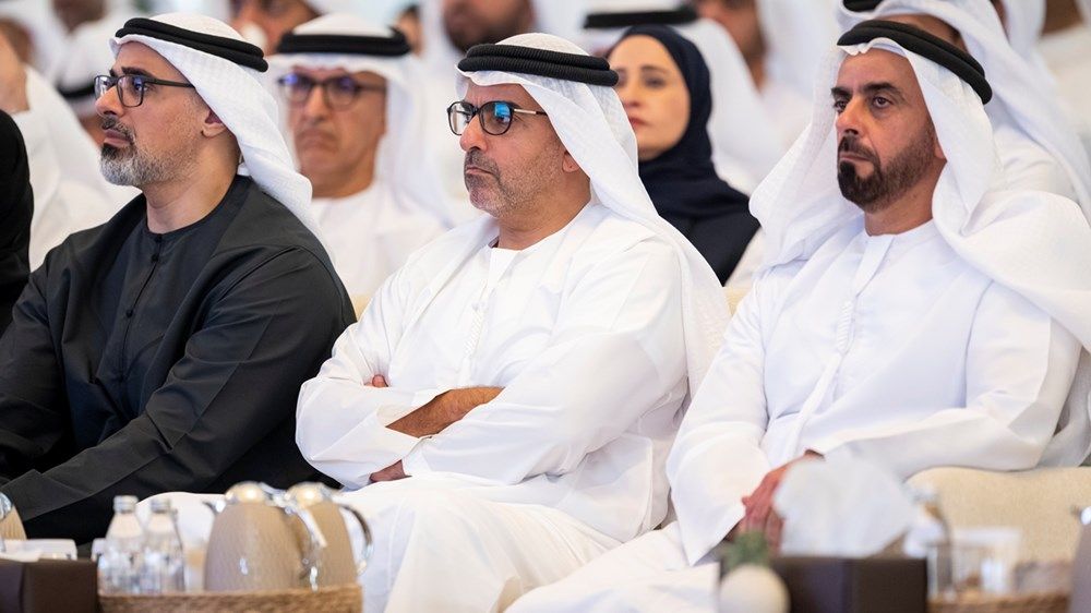 رئيس الدولة يشهد جلسة حول «الذكاء الاصطناعي» عقدت في قصر البحر بمشاركة عدد من الوزراء والمسؤولين