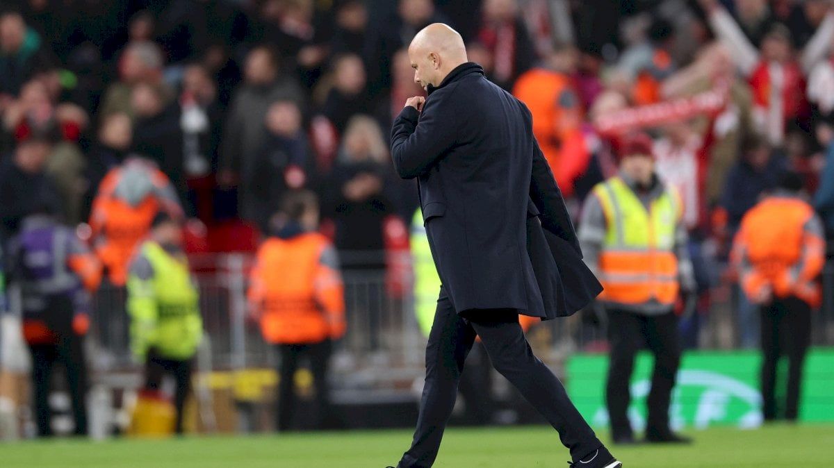 إحباط بين جماهير ليفربول بعد سلسلة هزائم، وتساؤلات حول مستقبل المدرب آرني سلوت