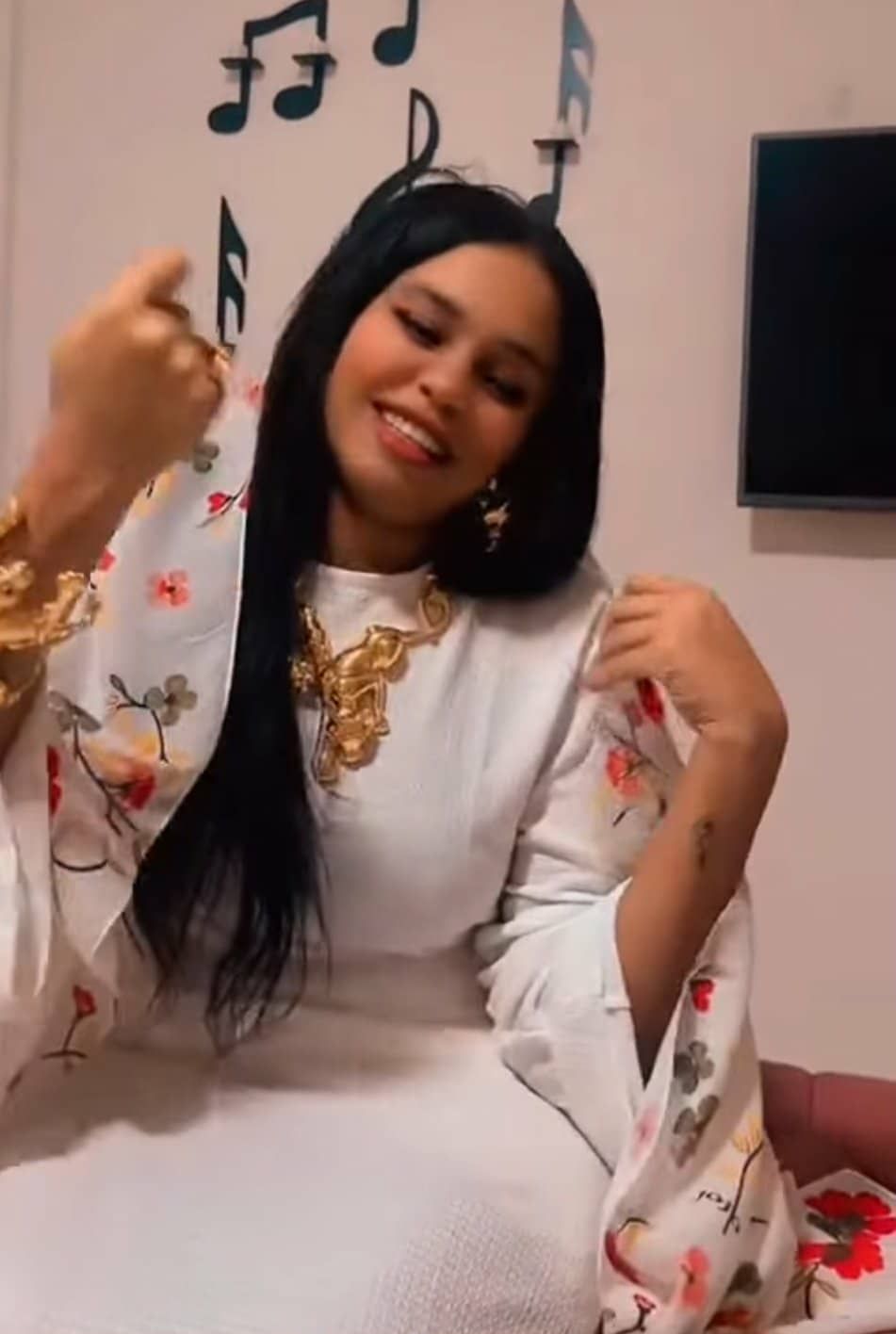 شاهد بالصورة والفيديو.. ظهرت وهي تتفاعل بالرقص.. الممثلة والبلوغر السودانية خلود أبو بكر تبهر المتابعين بإطلالة جديدة بعد خروجها من جراحة ناجحة خسرت فيها الكثير من وزنها