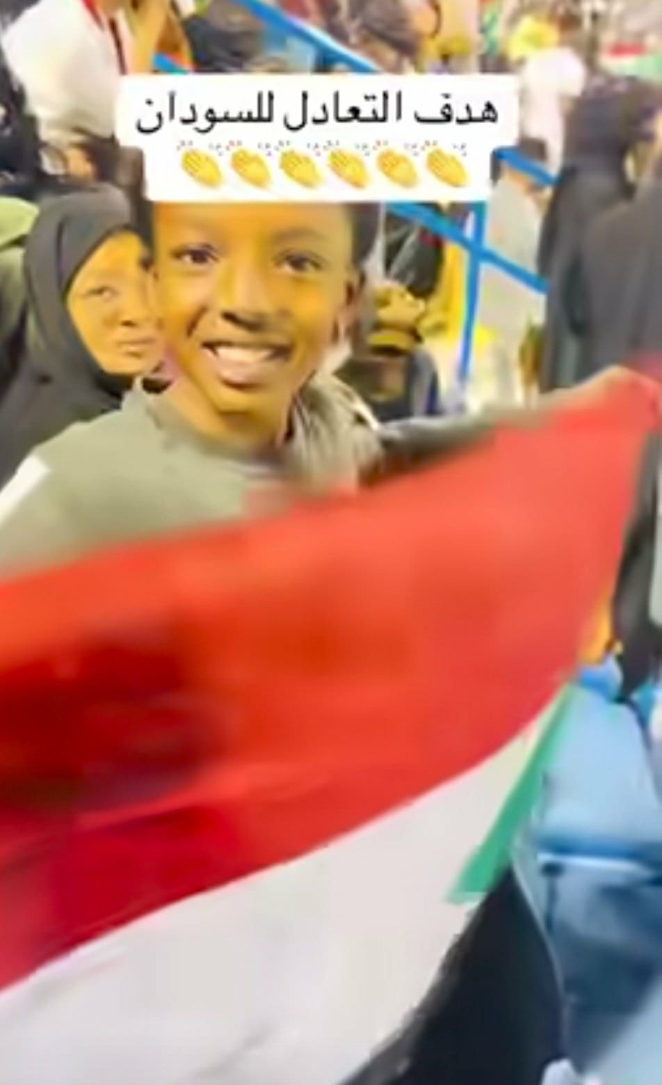 شاهد بالصورة والفيديو.. بعبارة “إن شاء الله”.. طفلة سودانية حاضرة بملعب المباراة توقعت إحراز المنتخب هدف التعادل في شباك لبنان قبل ثواني قليلة من تسجيله