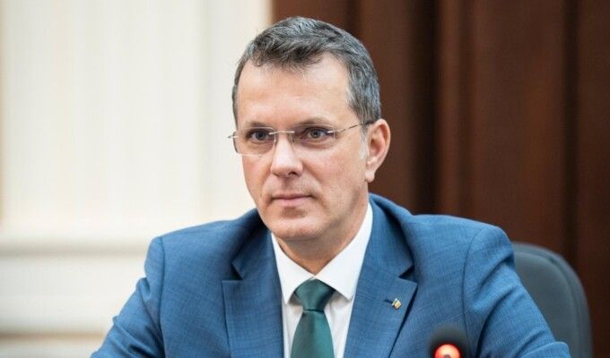 وزير الدفاع الروماني أعلن استقالته بسبب "خطأ" في سيرته الذاتية