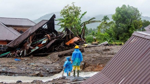 ارتفاع حصيلة قتلى الفيضانات والانهيارات الأرضية في إندونيسيا