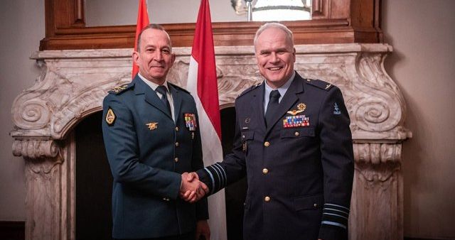 قائد الجيش زار وزارة الدفاع الهولندية وقيادة الشرطة العسكرية الملكية