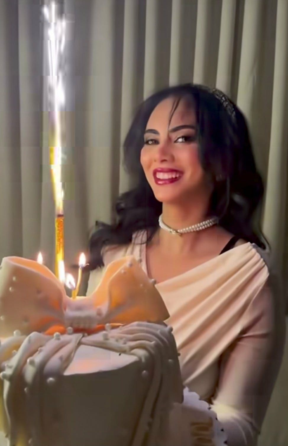 شاهد بالصورة والفيديو.. نجمة السوشيال ميديا الحسناء وزوجة الحرس الشخصي لقائد الدعم السريع تحتفل بعيد ميلادها بــ”تورتة” مميزة