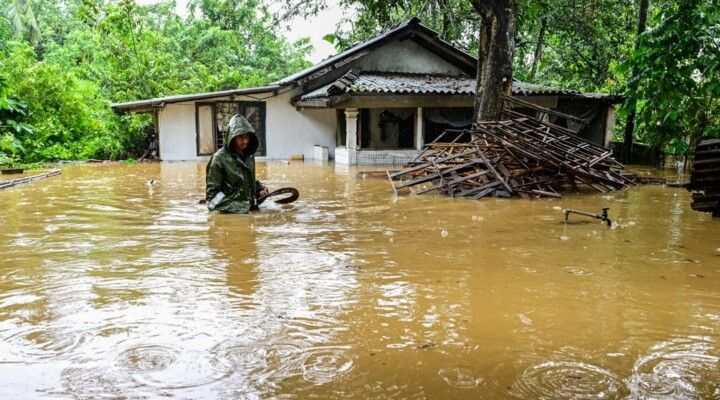 أكثر من 200 قتيل في اندونيسيا و123 قتيلًا في سريلانكا جراء الفيضانات وانزلاقات التربة
