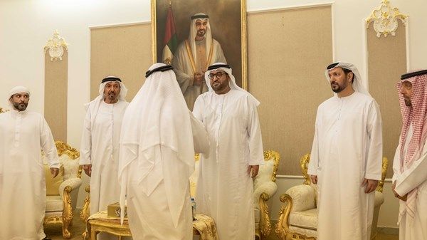 محمد بن حمدان بن زايد يُقدِّم واجب العزاء في وفاة محمد بن عبدالله الضبع الدرمكي