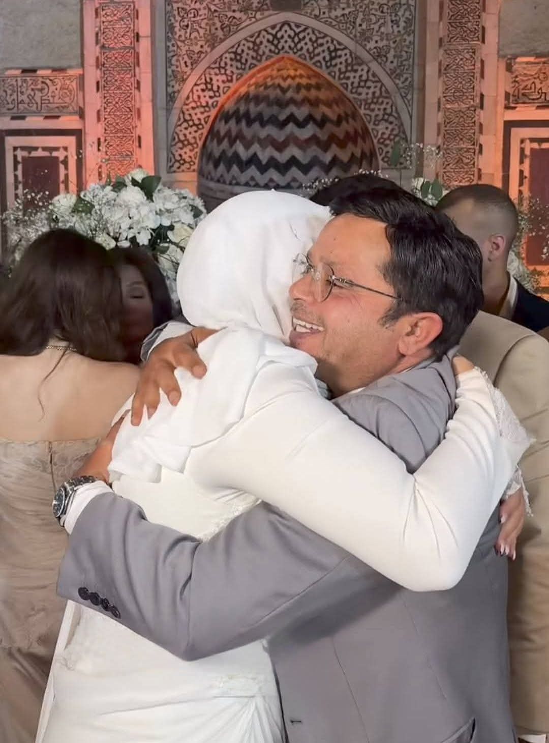 بالصور- هذا ما حدث في حفل عقد قران إبنة محمّد هنيدي