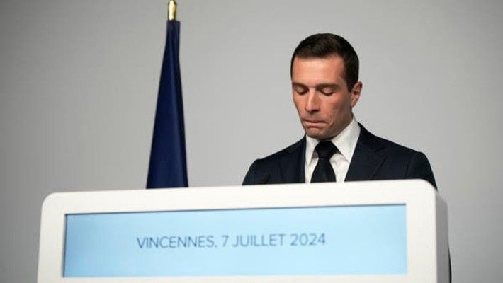 أ ف ب: رشق زعيم اليمين المتطرف الفرنسي بالبيض خلال توقيع كتابه الجديد