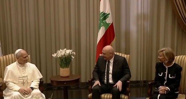 خلوة تجمع الرئيس عون وبري وسلام مع البابا لاوون بصالون الشرف في مطار بيروت
