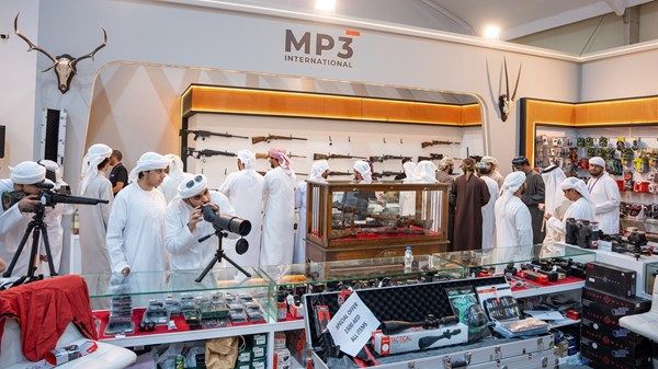 ظهور الذئاب العربية المستنسخة في «العين الدولي للصيد والفروسية»