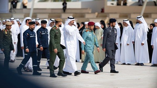 ذياب بن محمد بن زايد يشارك في وقفة الدعاء الصامت في واحة الكرامة