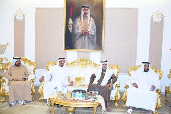 نهيان بن مبارك يقدم واجب العزاء في وفاة محمد بن عبدالله الضبع الدرمكي بالعين