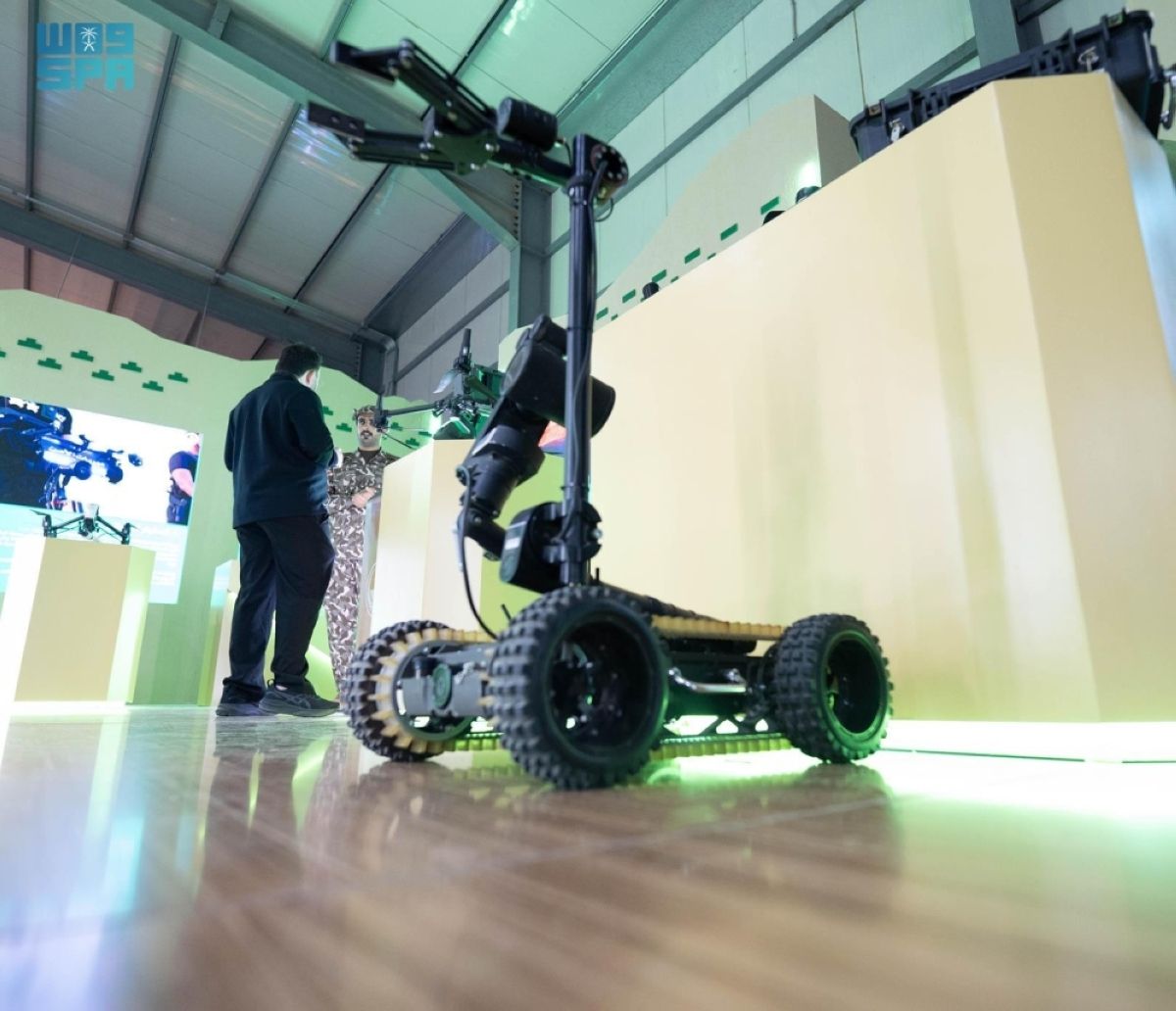 قوات أمن المنشآت تستعرض عربة لكشف وإزالة الأجسام الغريبة