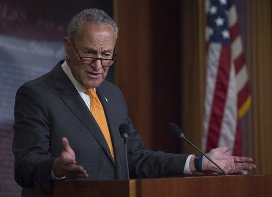 زعيم الديمقراطيين بمجلس الشيوخ: تصرفات دونالد ترامب المتهورة تجاه فنزويلا تدفعنا نحو حرب مكلفة أخرى