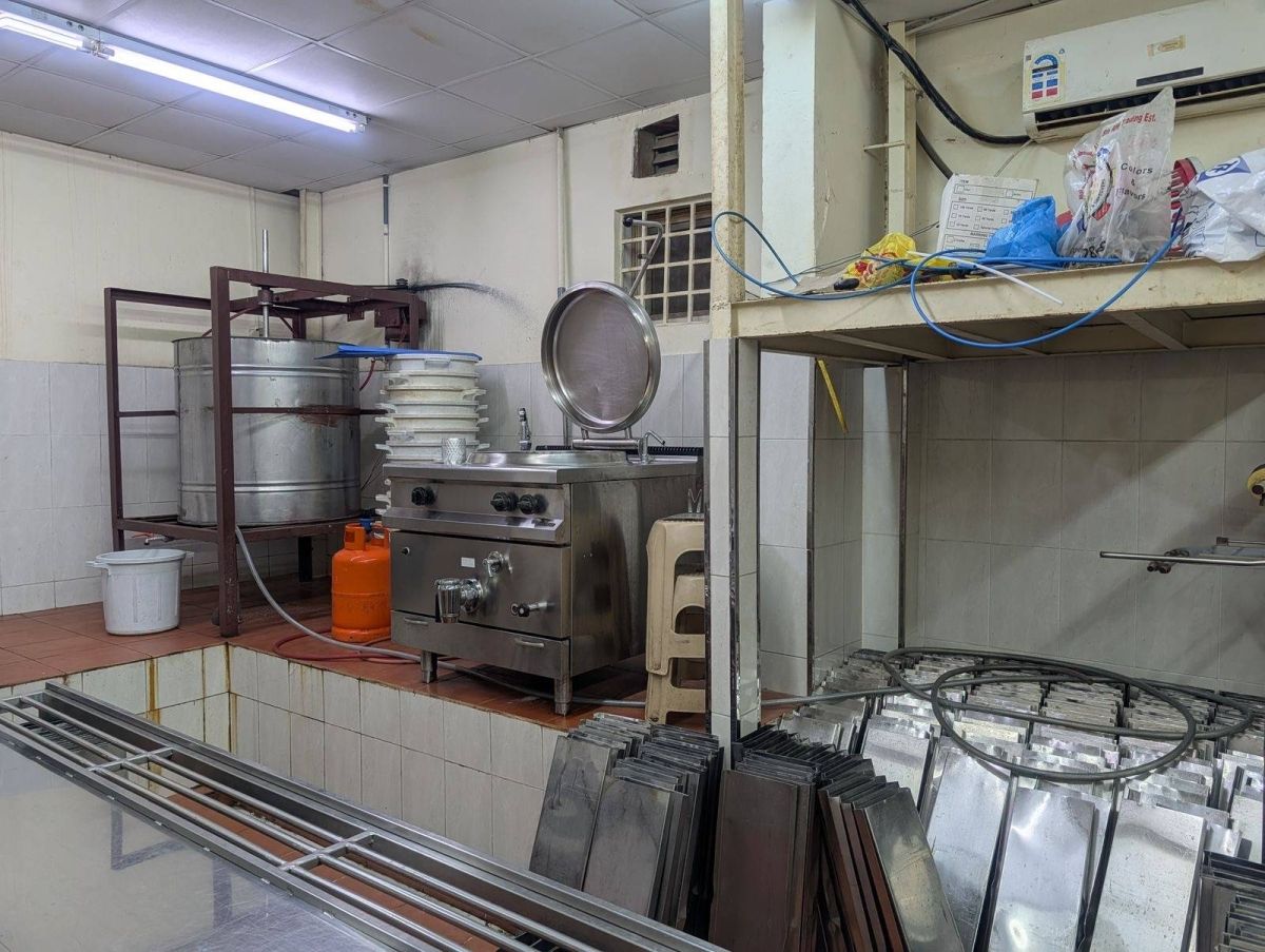 أمانة جدة تغلق معملًا مخالفًا لإنتاج المثلجات داخل موقع سكني بنطاق بريمان