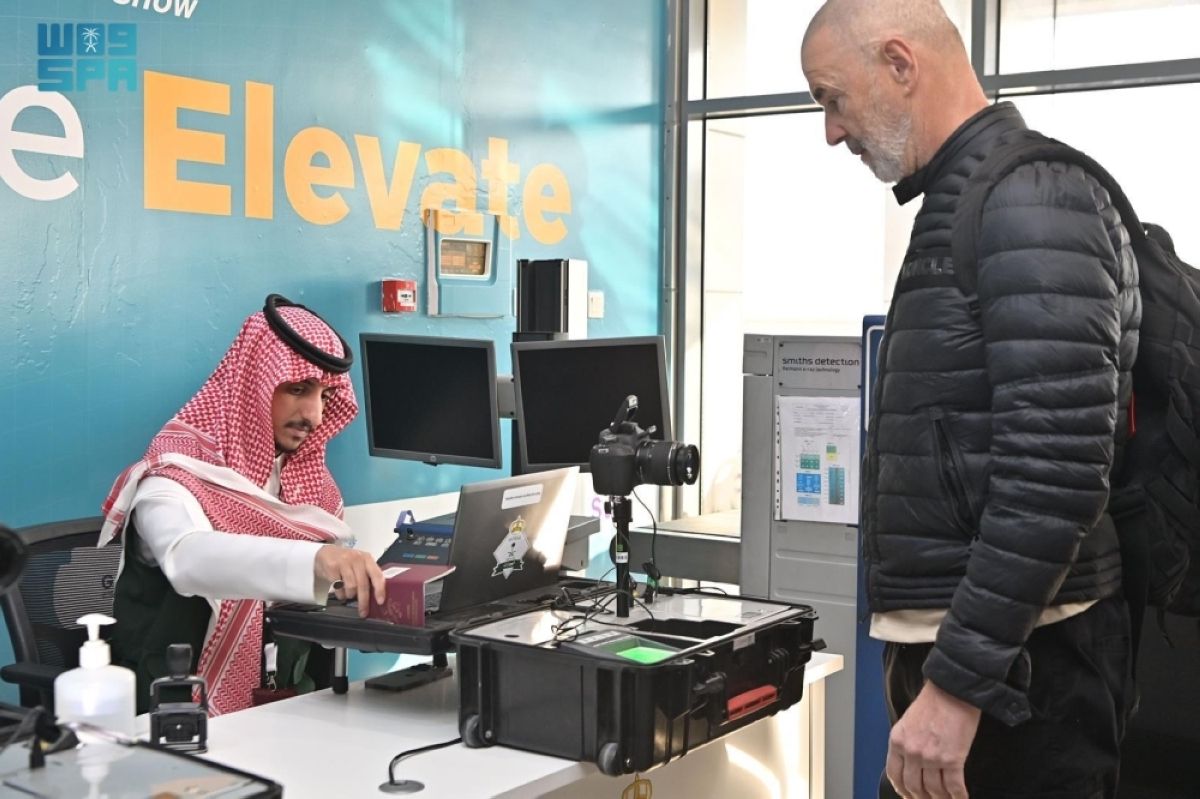 الجوازات تنهي إجراءات مغادرة ضيوف معرض الطيران العام