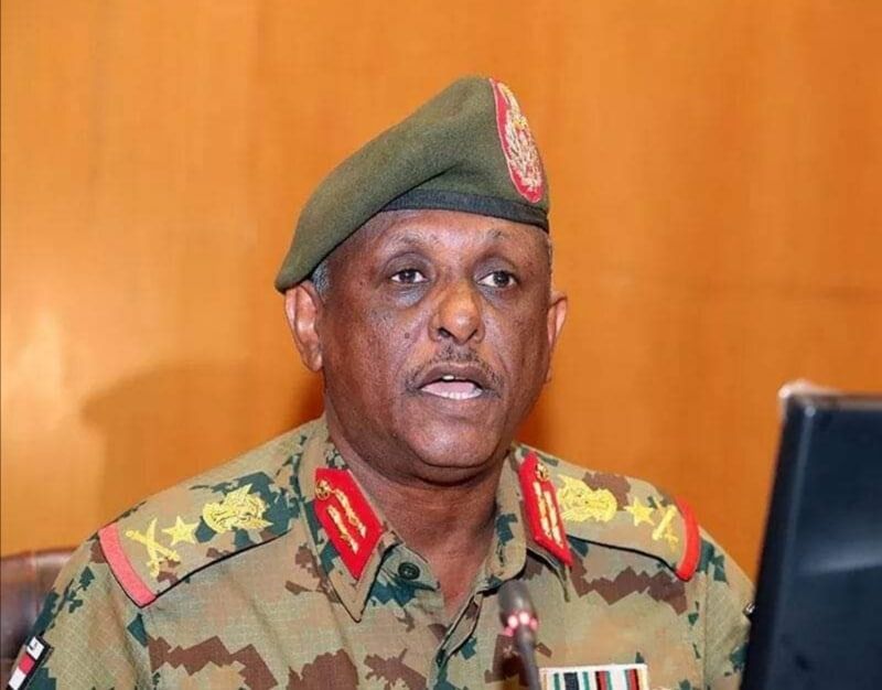 شاهد بالفيديو.. ياسر العطا يهاجم قيادات الحرية والتغيير خلال مخطابته جمع غفير من الحاضرين: (قحاتة يا سجم الرماد) وأحد الحضور يخصص خالد سلك والعطا يرد عليه: (كلهم سجم رماد)