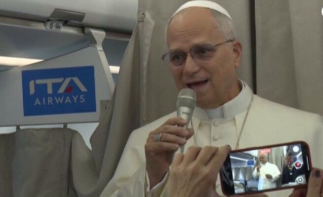 البابا لاوون في تصريح له بالطائرة الى لبنان: الدولة الفلسطينية هي الحل "الوحيد" للصراع مع إسرائيل