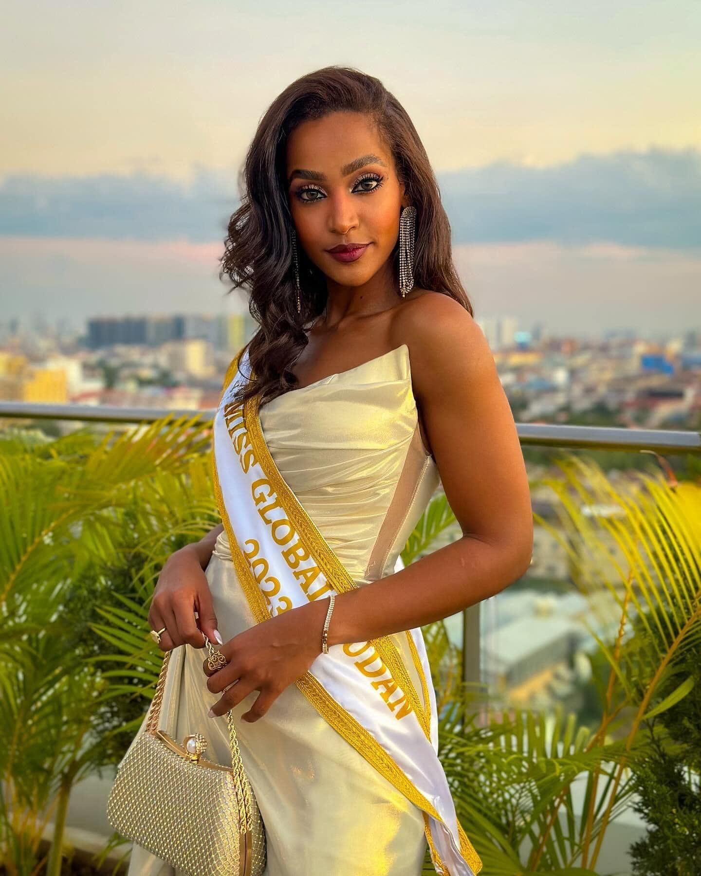 شاهد بالصورة.. ملكة جمال السودان تشعل مواقع التواصل بإطلالة مثيرة للجدل ظهرت فيها عارية من “بطنها” (الهداوة جاذبية والرضا نعمة)