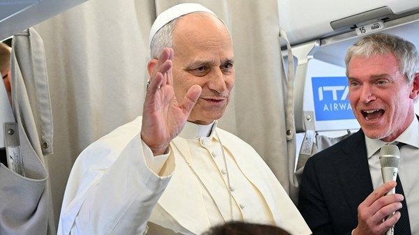 البابا ليو: الدولة الفلسطينية الحل الوحيد للصراع مع إسرائيل