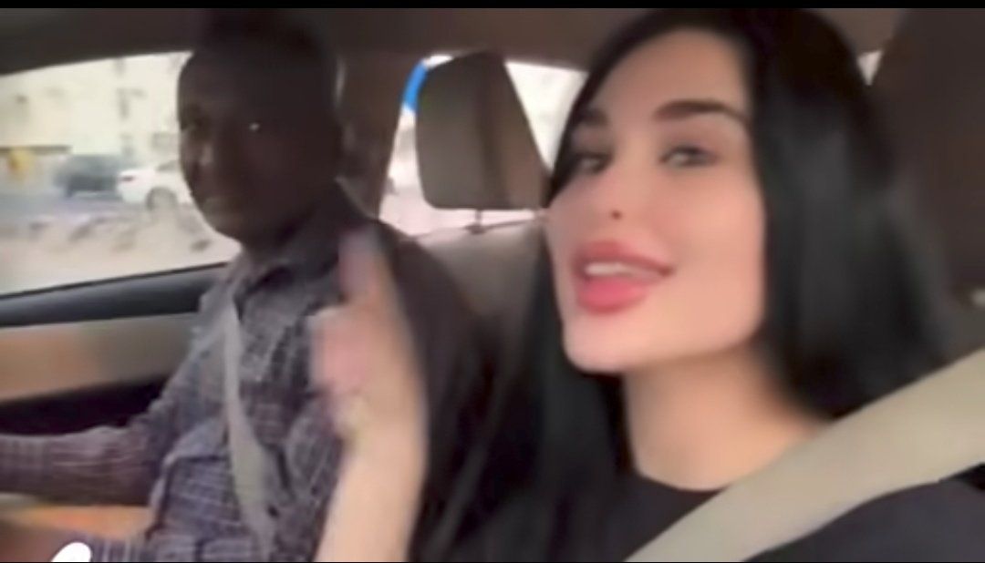 شاهد بالصورة والفيديو.. مواطن سوداني يشجع لبنان ضد منتخب بلاده من أجل عيون حسناء لبنانية كانت ترافقه في السيارة والجمهور يوجه له رسائل ساخرة: (متعاون وتاني ما تجي راجع البلد)