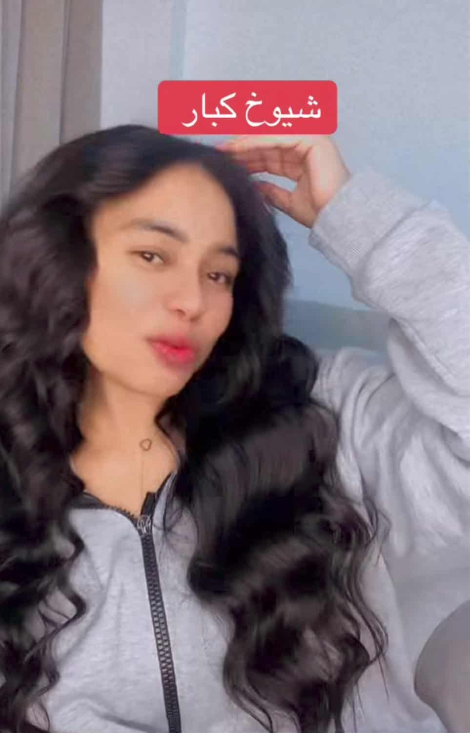 شاهد بالصور والفيديو.. الممثلة ونجمة السوشيال ميديا السودانية خلود أبو بكر ترقص بطريقة هستيرية بعد إجرائها عملية جراحية غيرت من ملامحها وفقدت عبرها الكثير من وزنها