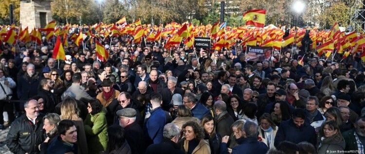 آلاف المؤيدين للمعارضة اليمينية في إسبانيا تظاهروا ضد سانشيز على خلفية قضايا فساد