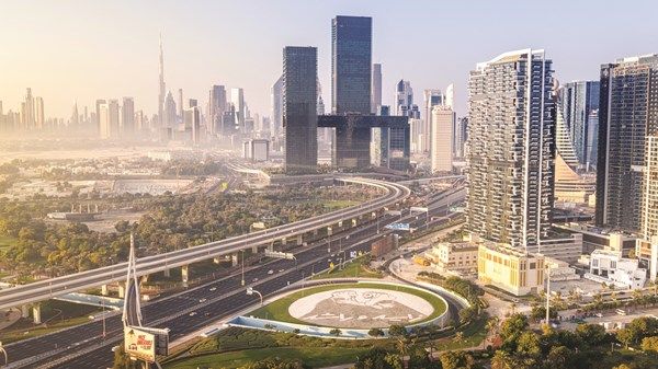 زايد وراشد في صورة تزين الدوار المقابل لمبنى «البرواز» الأيقوني