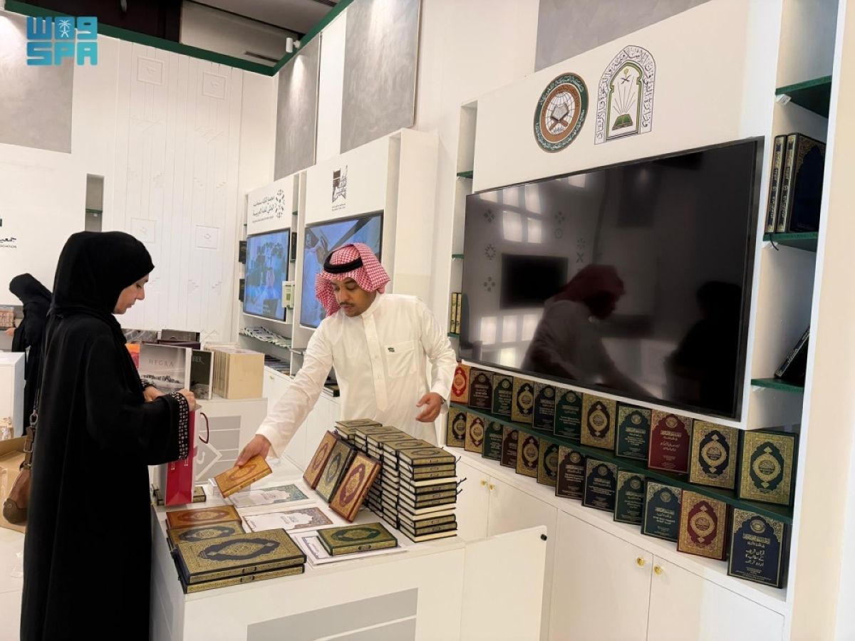 «الشؤون الإسلامية» توزع +5000 نسخة من المصحف الشريف في معرض الكتاب  بالكويت