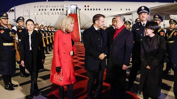 الرئيس الفرنسي يجري مباحثات مع نظيره الصيني