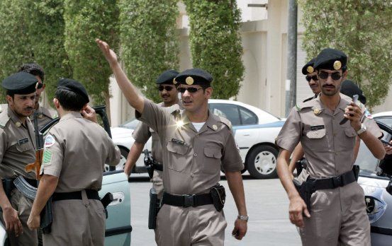 ضبط رجلين و3 نساء يمارسون الدعارة في السعودية: اجلدوهم