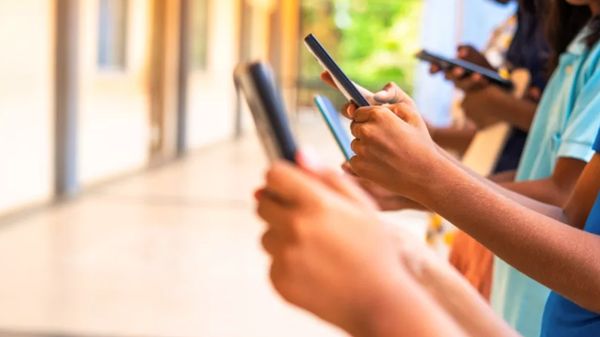 تشيلي تحظر الهواتف المحمولة في المدارس