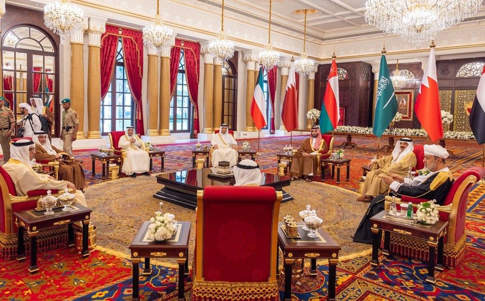 نيابة عن رئيس الدولة.. منصور بن زايد يشارك في القمة الخليجية الـ 46 في البحرين