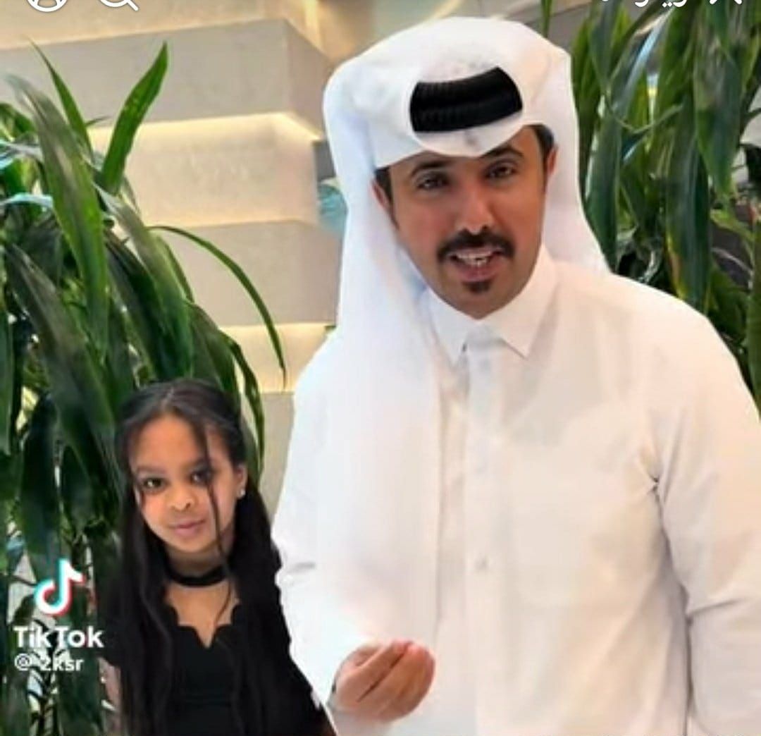 شاهد بالصورة والفيديو.. طفلة سودانية تحصل على هاتف ومبلغ مالي بعد أن كسبت التحدي ضد إعلامي خليجي