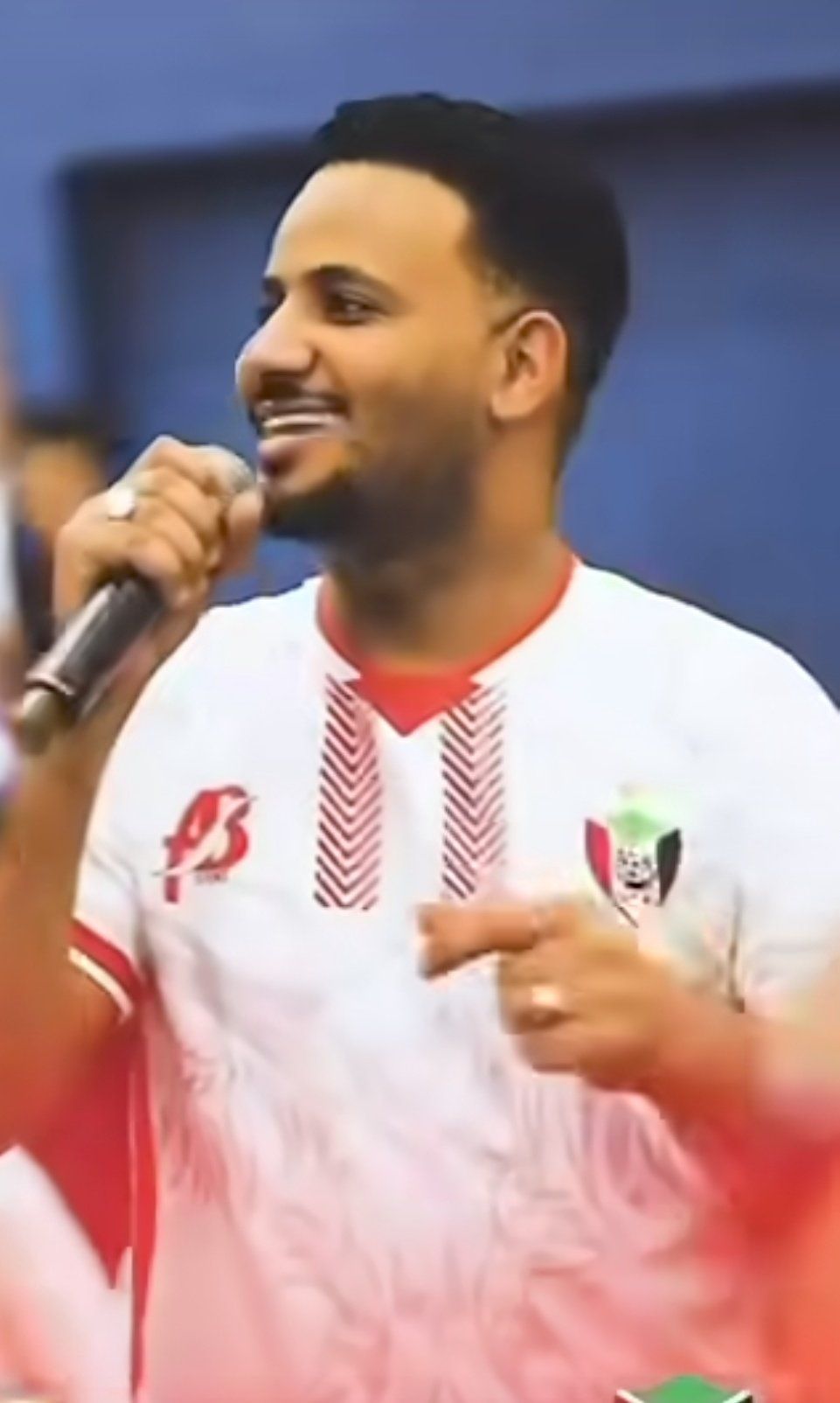 شاهد بالصورة والفيديو.. الفنان عثمان بشة يدعم صقور الجديان بأغنية جديدة