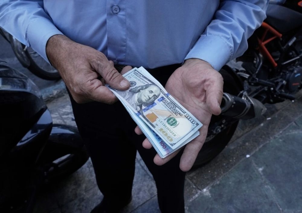 الريال الإيراني: تدهور يتعمق تحت وطأة العقوبات