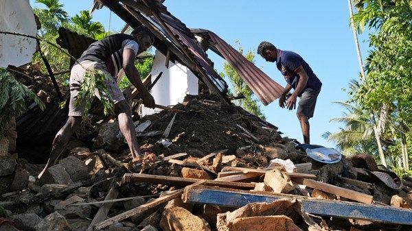 سريلانكا تكافح لانتشال قتلى إعصار "ديتواه"