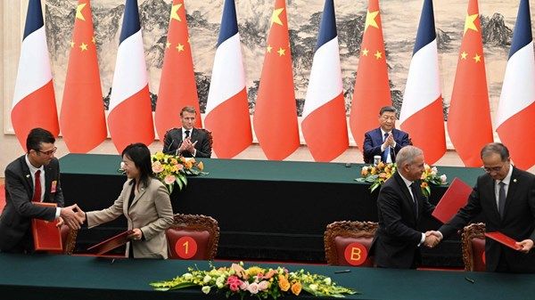 ماكرون يبحث مع شي أزمة أوكرانيا وقضايا التجارة