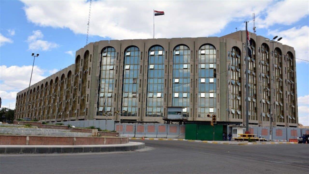 بعد ابتزازه إحدى المراجعات.. وزير العدل يوجّه بإعفاء أحد المنفّذين العدول في بغداد وإحالته إلى التحقيق