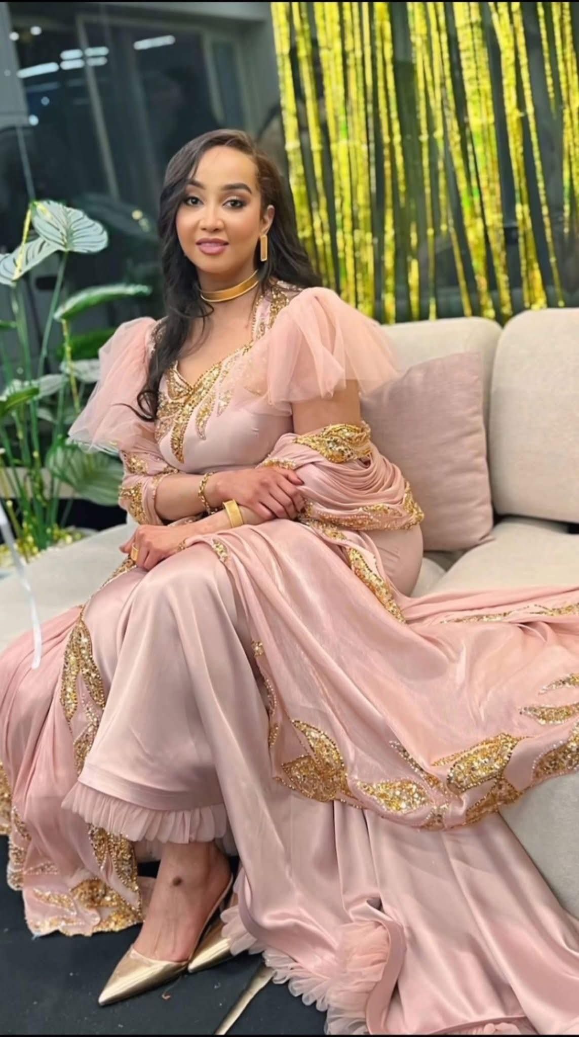 شاهد بالفيديو.. الفنانة ريماز ميرغني تغني في “حنة” زواجها “السمحة يا نوارة فريقنا” والجمهور يبارك: (ربنا يسعدك يا محترمة)