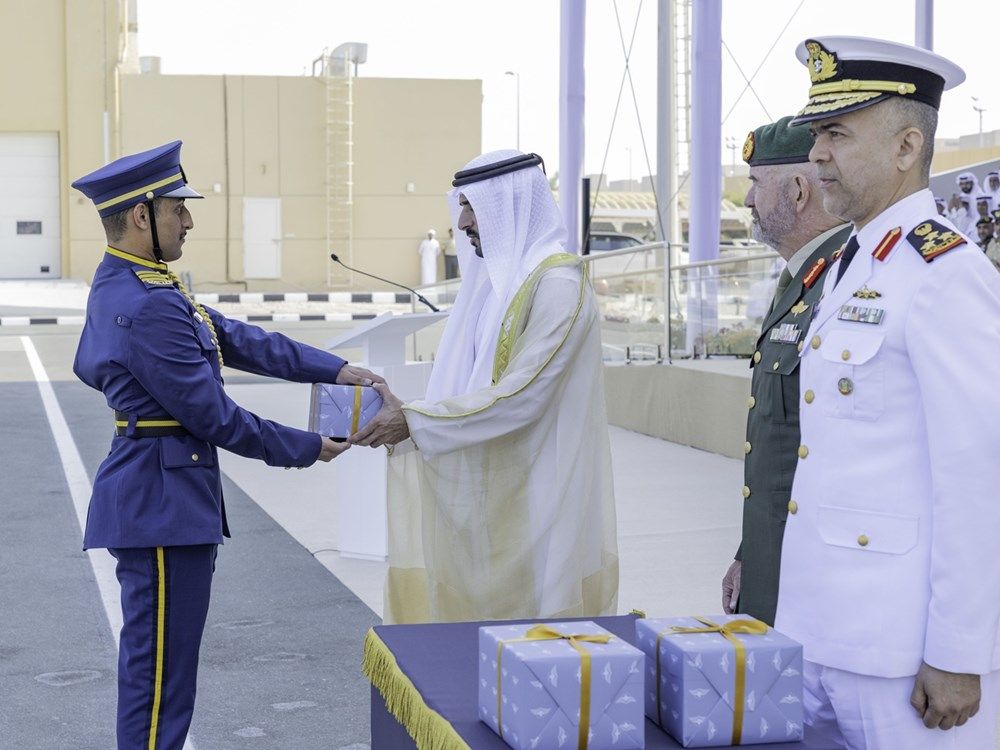 حمدان بن محمد يشهد تخريج الدفعة الثانية من خريجي جامعة زايد العسكرية
